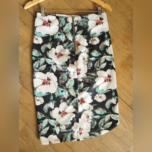 Jealous Tomato Floral Pencil Skirt , Size Medium - Picture 2 of 6